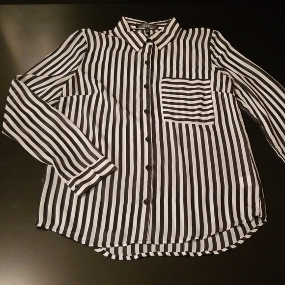 Almost Famous Tops - ☯️ Almost Famous blk/wht striped long sleeved top